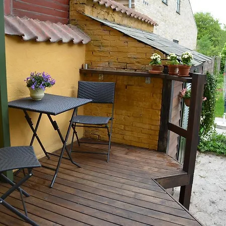 House With Terrace, Garden And Free Parking Frühstückspension